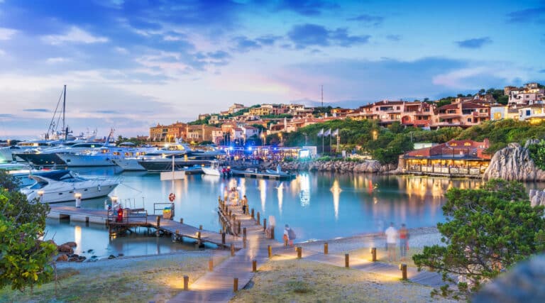 Un joyau de la Sardaigne ! Entre bateaux splendides, soirées et plages de rêve, ce village est-il vraiment le « Saint-Tropez italien » ? Porto Cervo 1