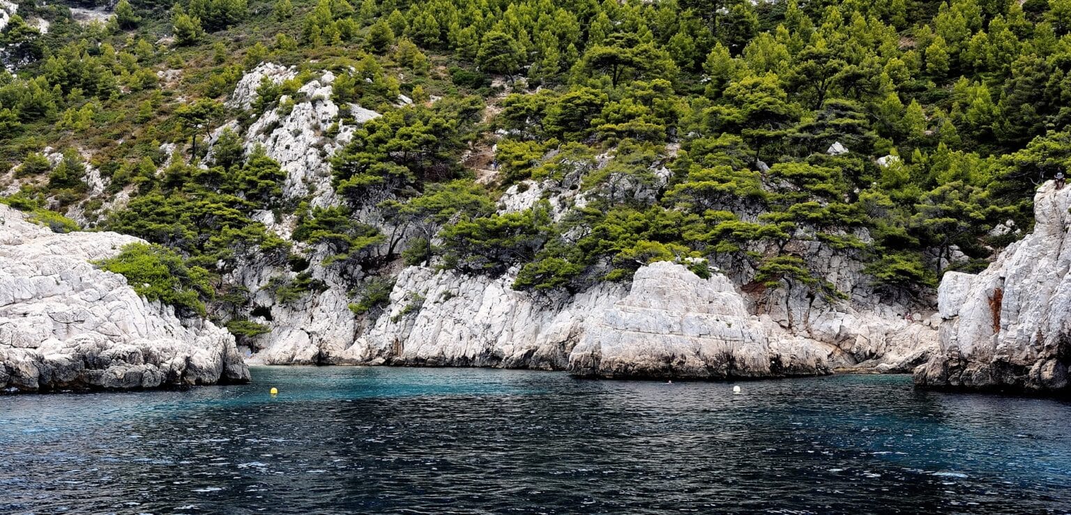 Calanques : des travaux massifs lancés en PACA, entre promesse d’un littoral sain… et peur des habitants face aux déchets toxiques calanques marseille