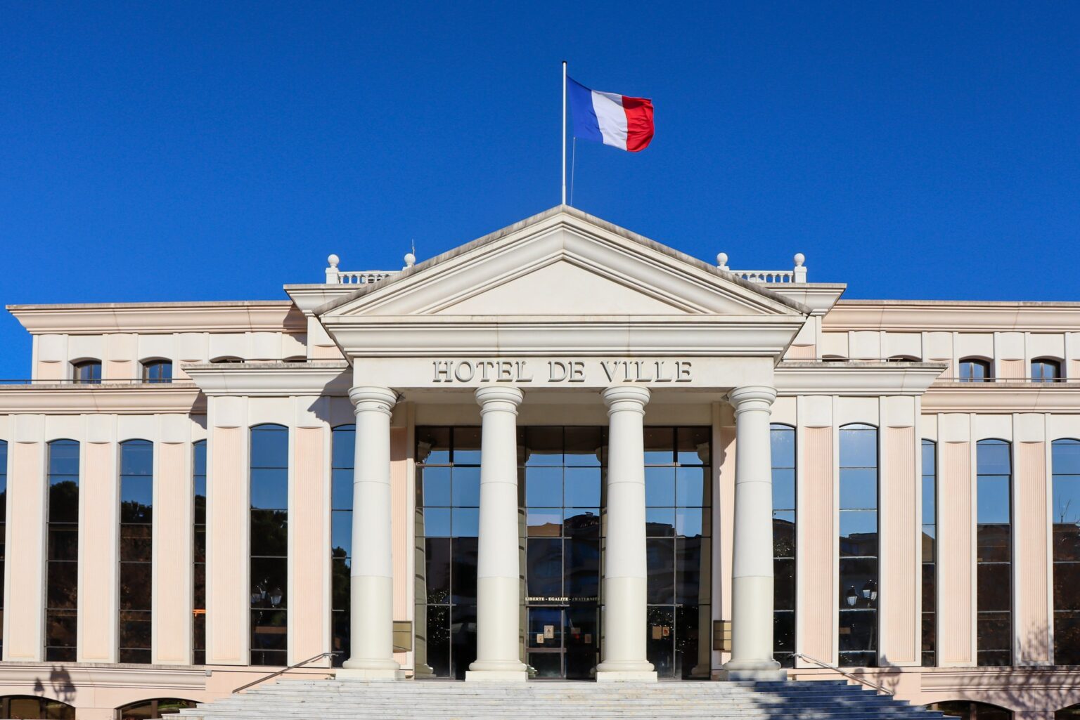 Près de Nice : chômage, secteurs les plus attractifs… Ce qu’il faut savoir de l’économie locale à Saint-Laurent-du-Var hotel de ville saint laurent du var
