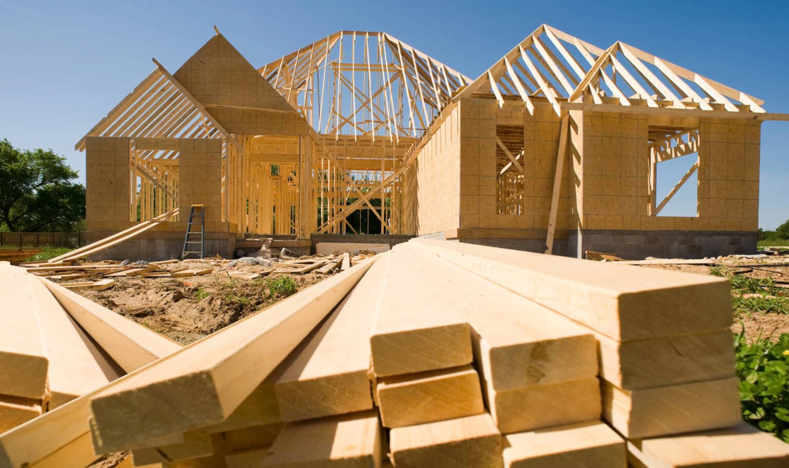 Immobilier : après 2 ans de crise, la construction de maisons repart grâce au PTZ… Mais le logement collectif reste au bord du gouffre maison bois construction