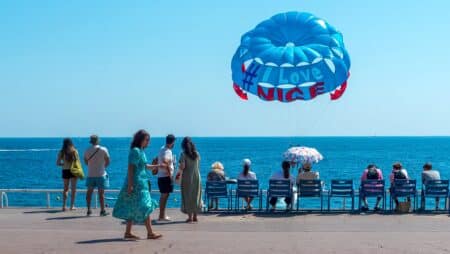 nice chaises bleues promenade anglais