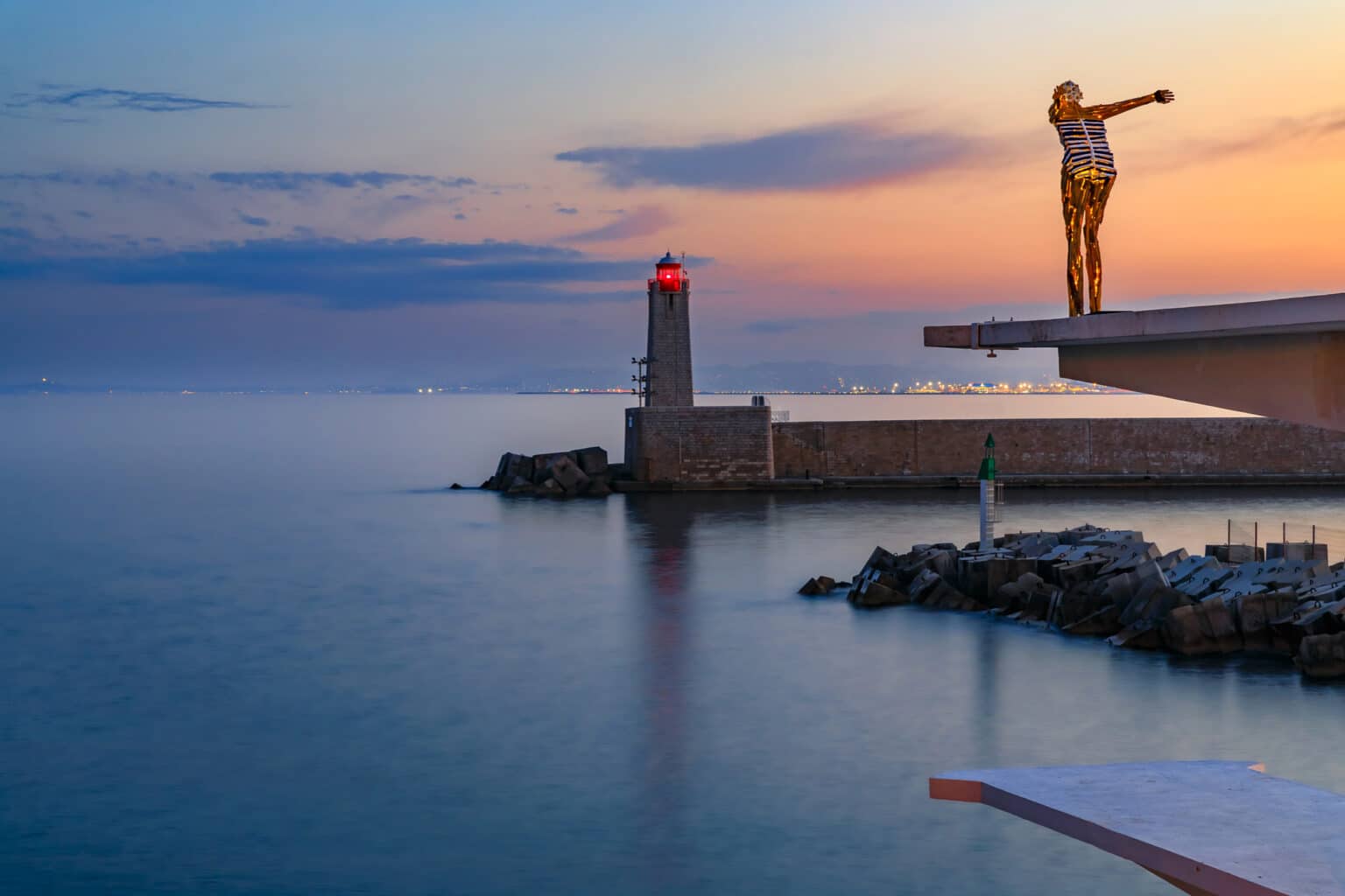 Le phare de Nice, sentinelle des pointus du port Lympia : son histoire intrigue encore habitants et amoureux de la Côte d’Azur phare port de nice