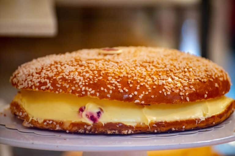 La tropézienne, trésor pâtissier de la Côte d’Azur : retour sur une icône sucrée qui a conquis bien au-delà de Saint-Tropez tropezienne
