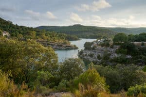 Vue sur les rives du Lac dEsparron