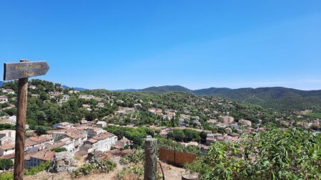 Vue du village de Pierrefeu du Var depuis le site de Sainte Croix 1