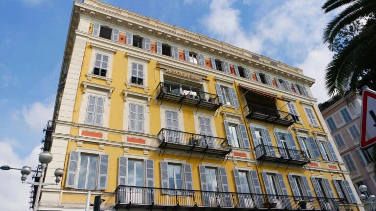 Immobilier. MaPrimeRénov’ 2026 : le gouvernement réduit les aides et recentre les rénovations sur les logements énergivores et modestes immeuble immobilier 10 nice
