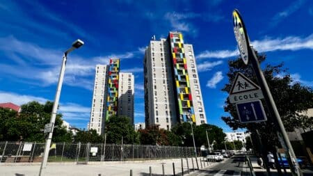 vue générale de la cité des Moulins et ses HLM colorés
