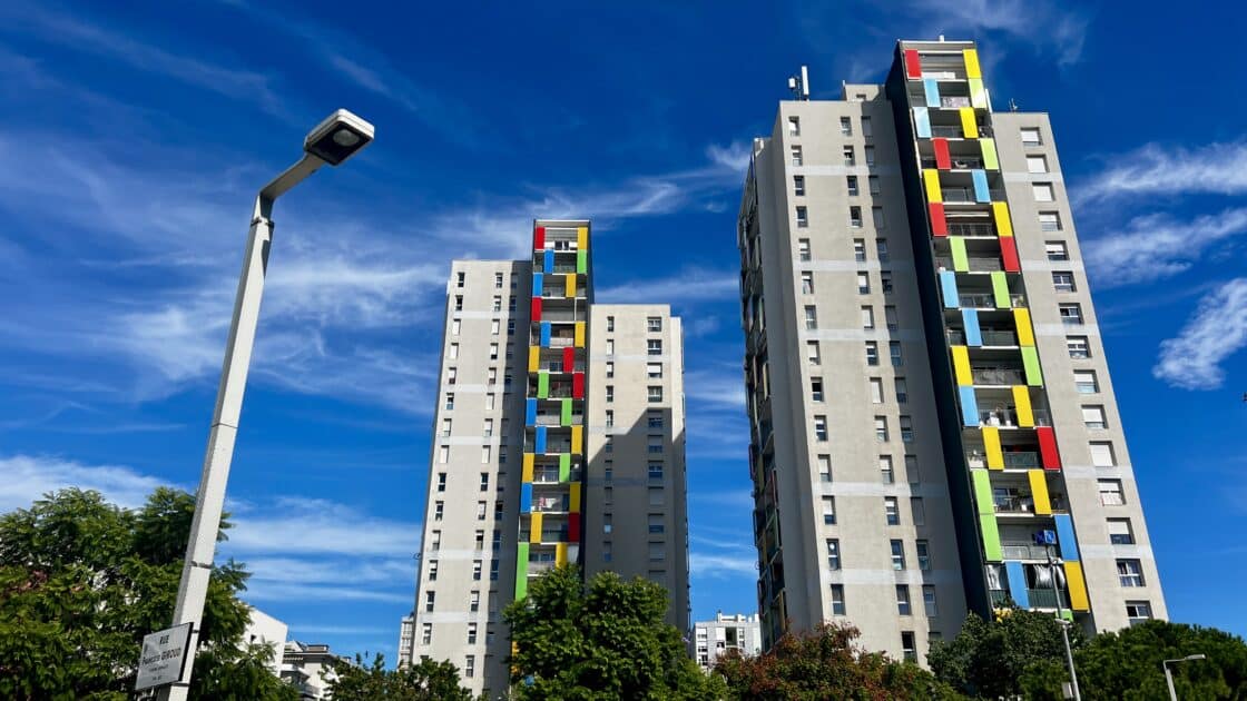 vue generale des HLM colorés dans la cité des Moulins, à Nice