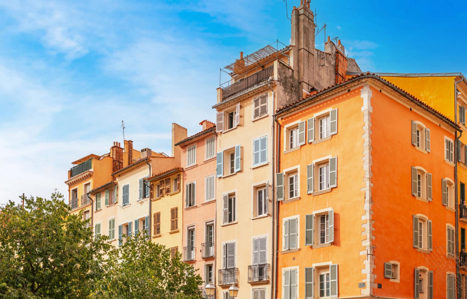 Var : où investir autour de Toulon sans se ruiner ? Ces villes varoises conjuguent cadre de vie agréable et rendement immobilier solide vieille ville toulon