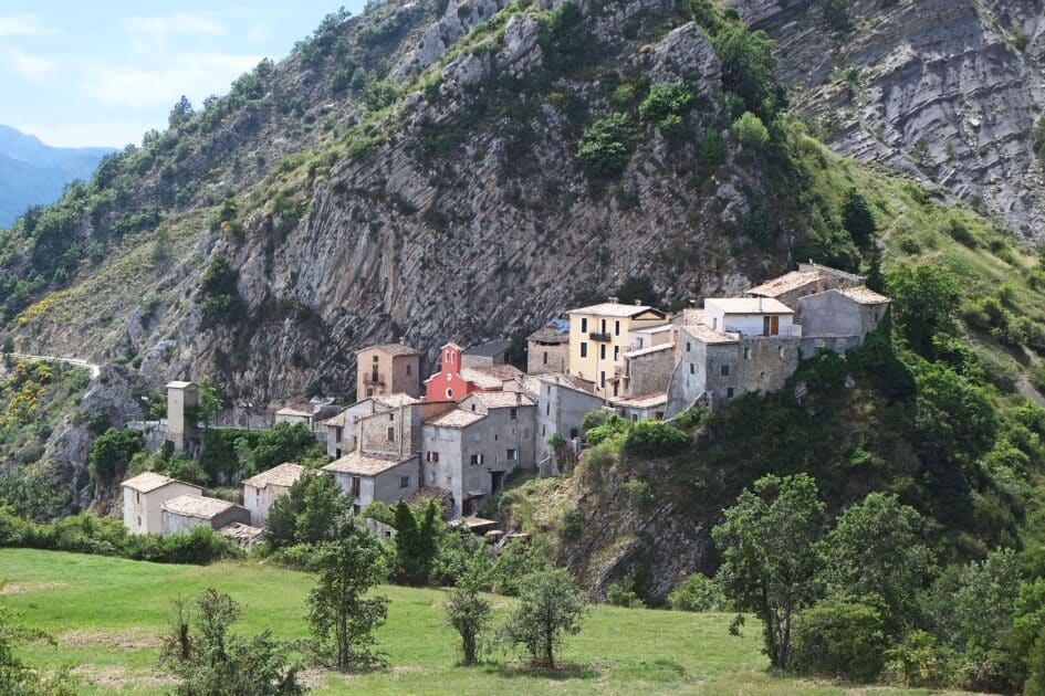 Immobilier autour de Nice : ces villages de montagne où les prix baissent et redonnent espoir aux acheteurs lassés d’un littoral en surchauffe Auvare Jpchevreau