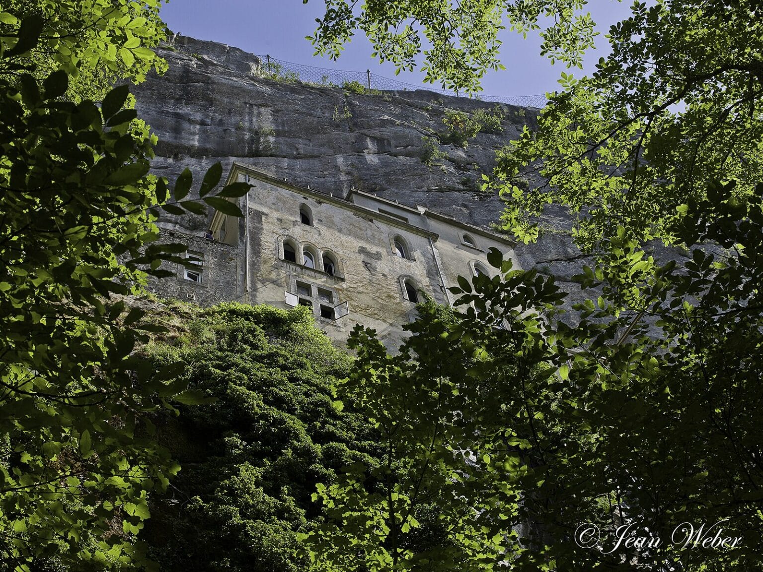 Provence-Alpes-Côte d’Azur : dans le Var, deux lieux que que vous connaissez bien viennent de gagner un statut qui pourrait changer leur histoire La Sainte Baume le sanctuaire la grotte de Marie Madeleine dans le Var 1 cliche Jean Weber 2 7