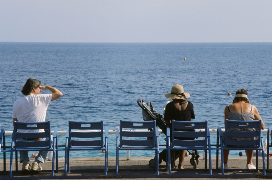 Votre santé à Nice ! Le diabète est une maladie fréquente, potentiellement sévère : comment éviter les complications graves ? chaises bleues gens nice 10
