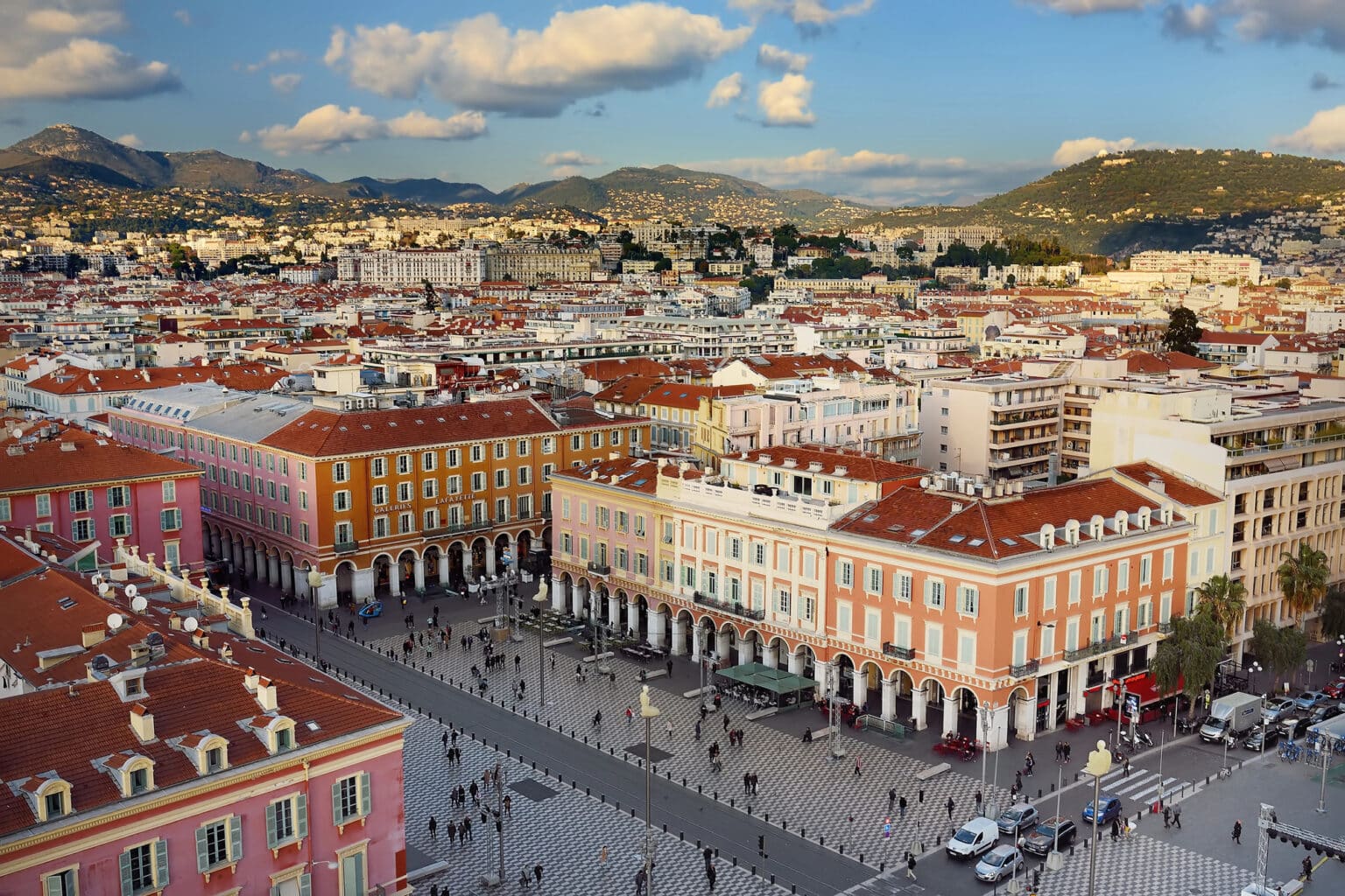 Immobilier : Nice grimpe dans un classement mondial peu enviable, c’est cet indicateur précis qui change toute la lecture nice vue aerienne place massena