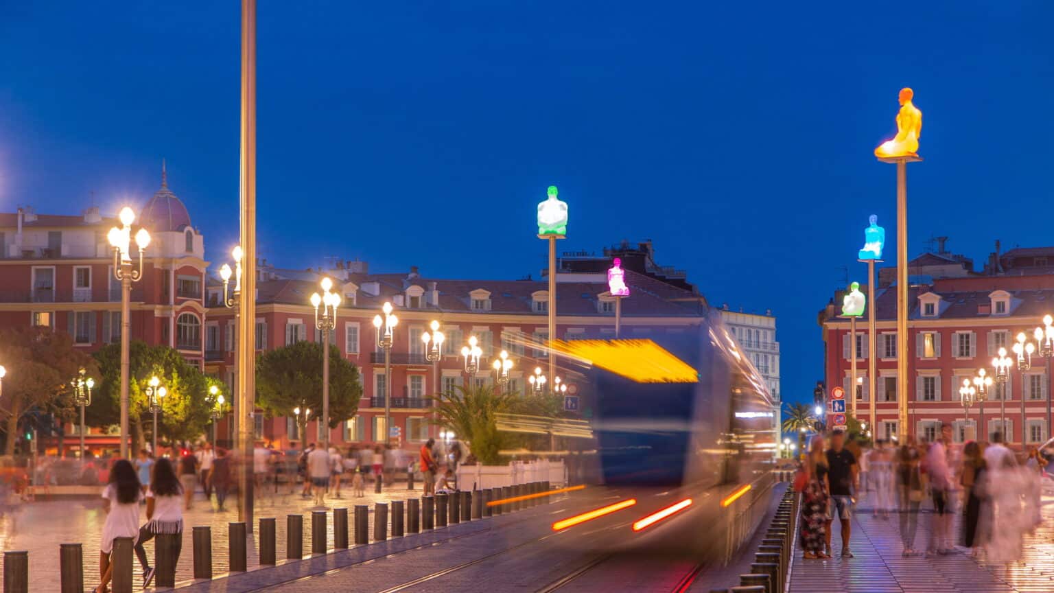 Insécurité dans les transports : de plus en plus de femmes renoncent à sortir la nuit, des mesures renforcées à Nice ? tramway nice nuit