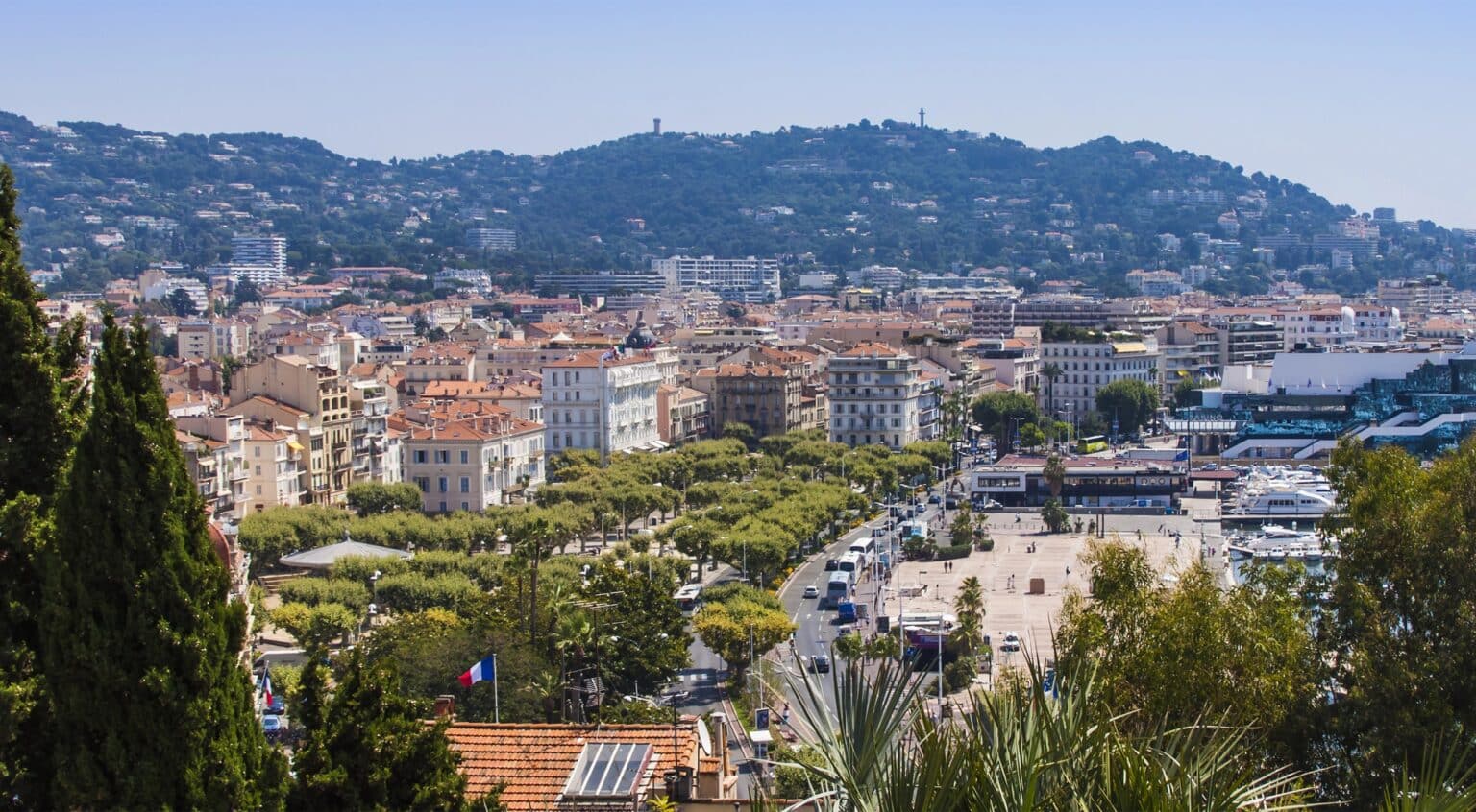 Près de Nice : un couple surpris chez lui par deux voleurs cagoulés, un demi-million d’euros de montres et de bijoux s’envole ! cannes aerial