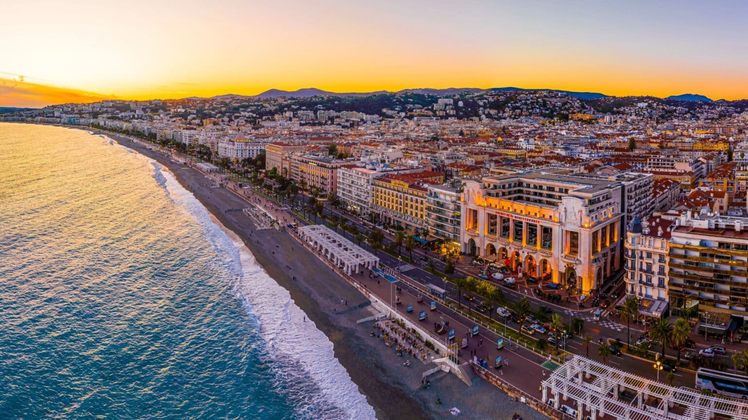 Ce prestigieux palmarès international sacre les villes françaises à visiter absolument en 2026 : la région de Nice fait toujours autant rêver ! nice vue aerienne 40 1