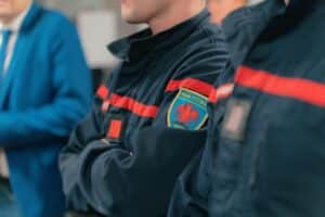 vue d'illustration d'un pompier en uniforme