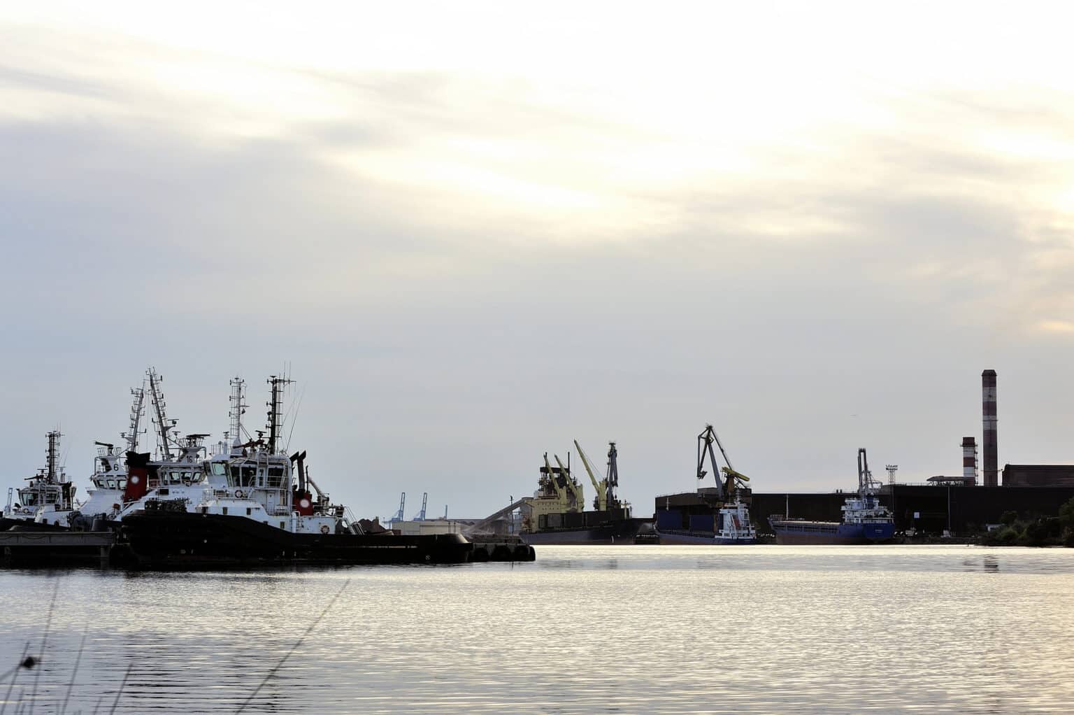 Un pétrolier suspect bloqué près de Marseille-Fos, le capitaine libéré : pourquoi ce navire intrigue autant port fos