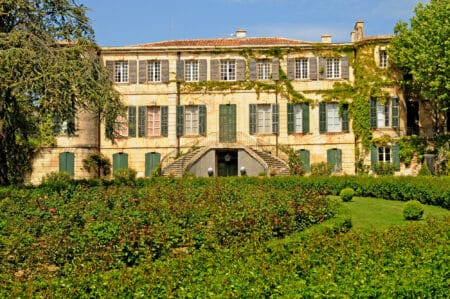 Le chateau du domaine dEstoublon a Fontvieille