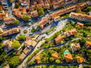 vue aérienne de Grasse dans les Alpes-Maritimes