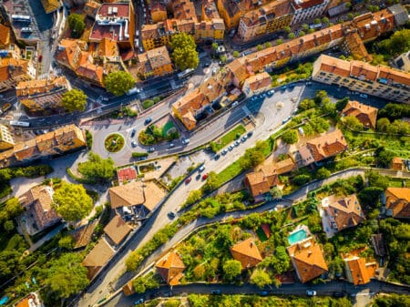 vue aérienne de Grasse dans les Alpes-Maritimes