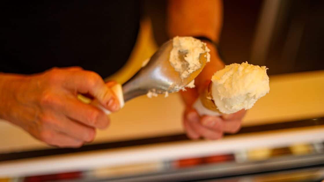 Où manger les meilleures glaces au Citron de Menton IGP ? Immersion chez Tutti Frutti, l'adresse historique de la rue Saint-Michel 2 meilleures glaces de Menton