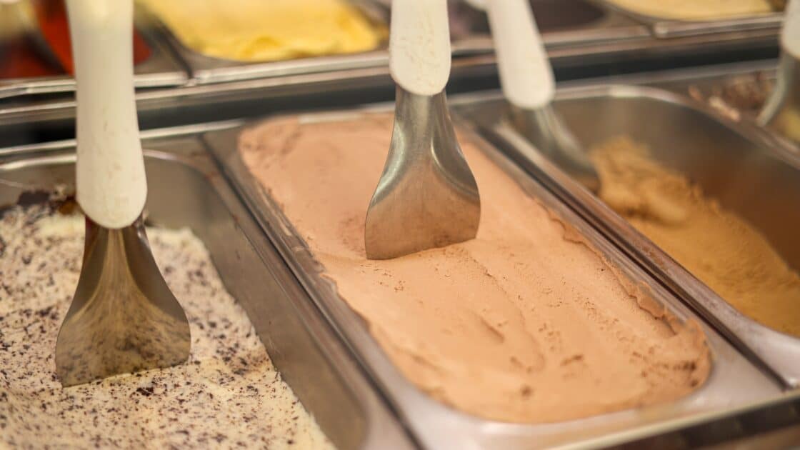 Où manger les meilleures glaces au Citron de Menton IGP ? Immersion chez Tutti Frutti, l'adresse historique de la rue Saint-Michel 1 meilleures glaces de Menton