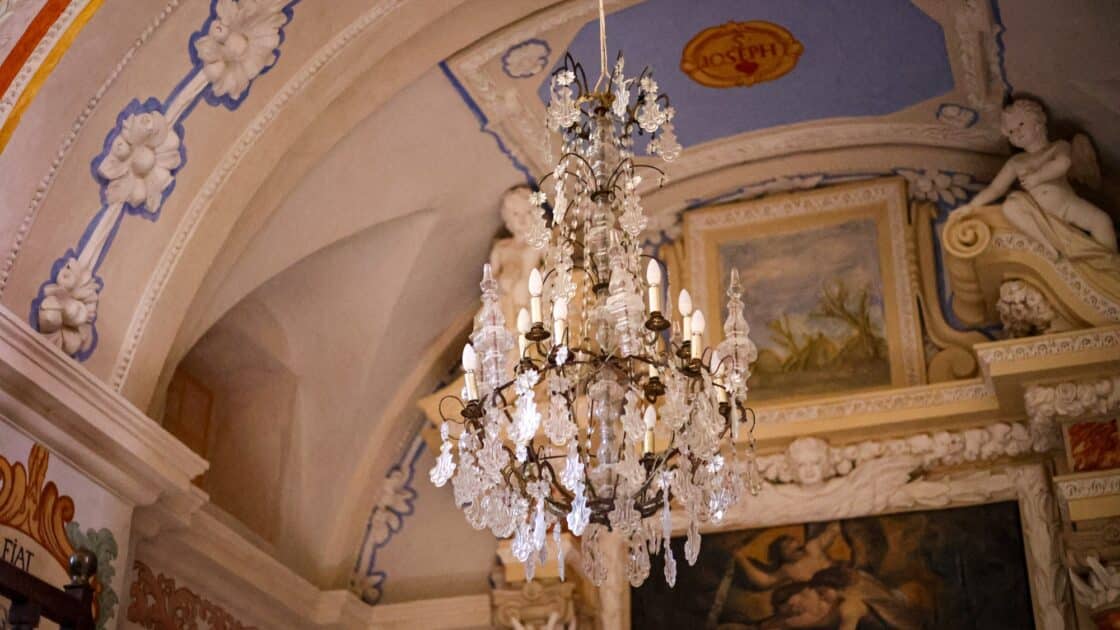 église Saint-Barthélemy de Gorbio décor baroque intérieur lustre