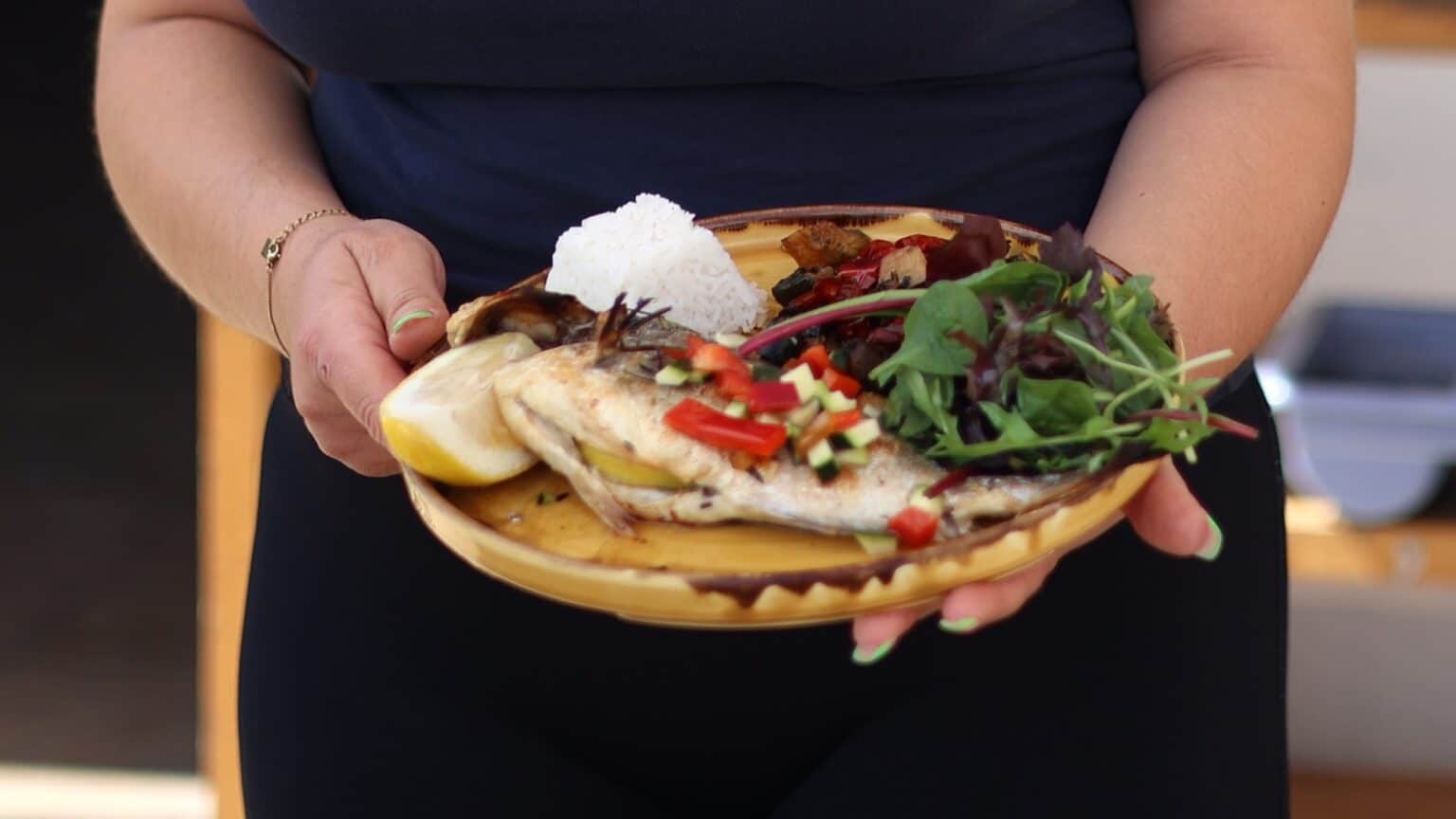 Meilleurs restaurants. Poulpe frais et loup entier avec vue sur les mâts, la nouvelle recette de « l’Effet Mer » pour séduire le Vieux-Port de Menton plat signature du restaurant L’Effet Mer de Menton