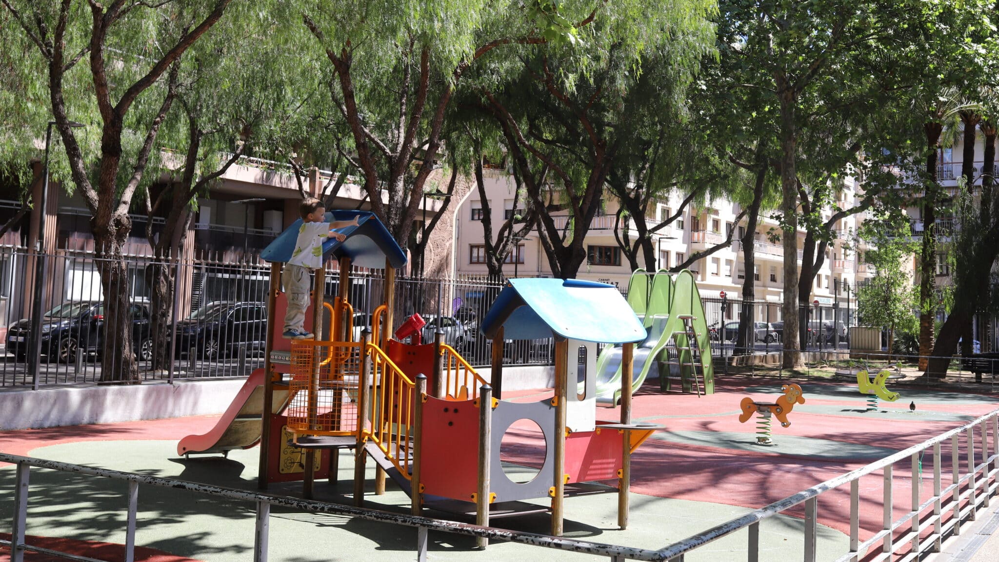 vue des jeux d'enfants place Arson