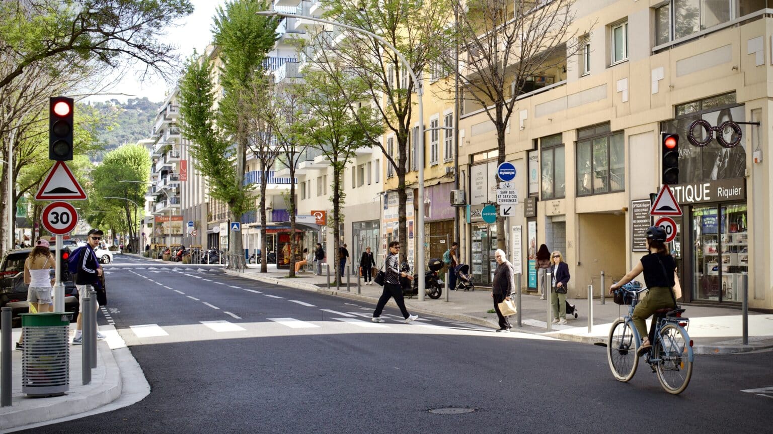 Les pistes cyclables de Nice, encore un vrai casse-tête ? Des usagers pointent ce quartier où le réseau reste « dangereux et incohérent » vue générale du boulevard de riquier