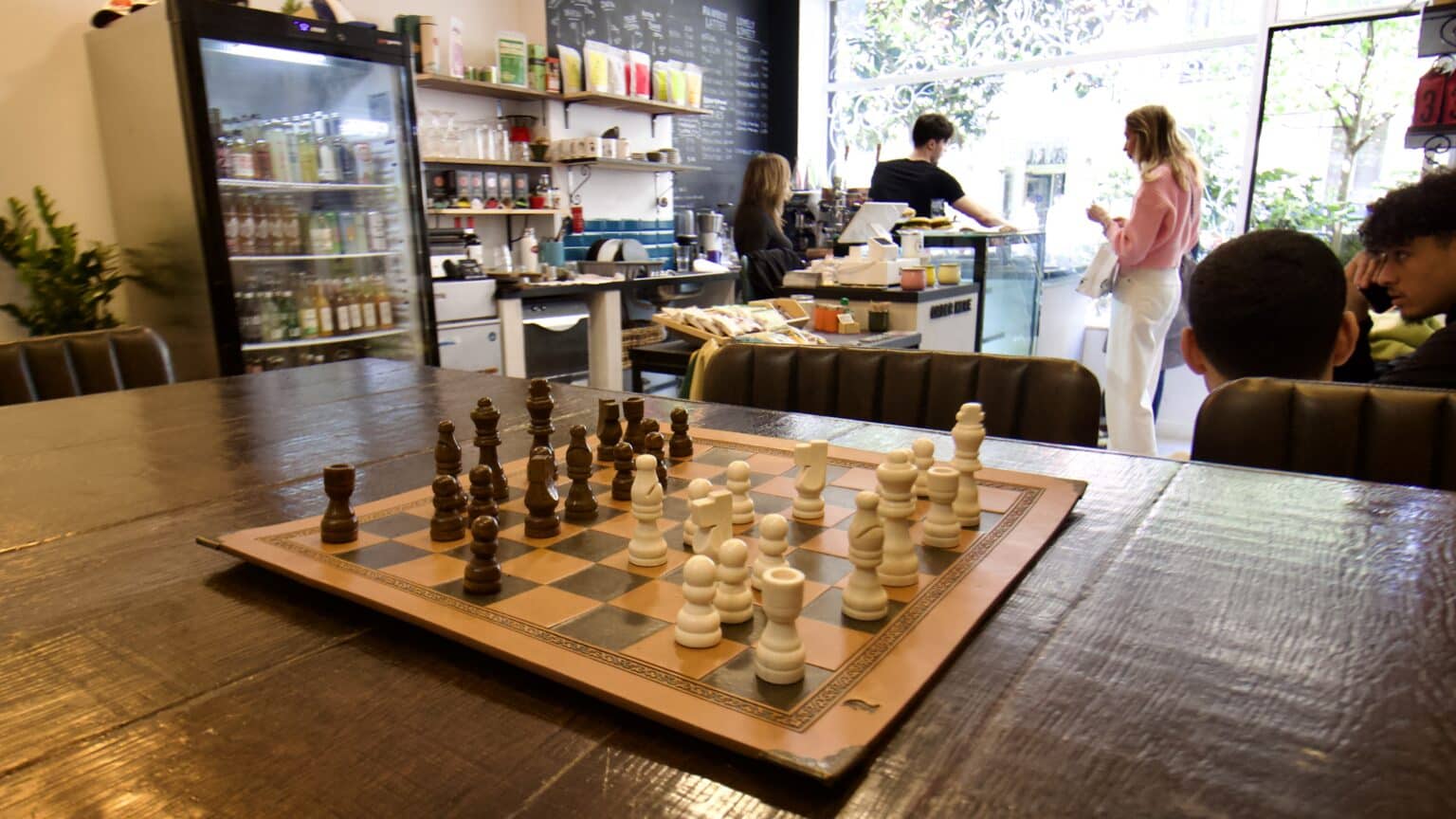 vue générale d'un plateau d'échec dans un café