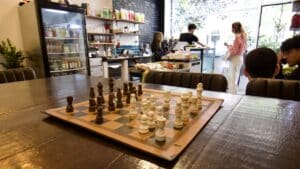 vue générale d'un plateau d'échec dans un café