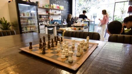 vue générale d'un plateau d'échec dans un café