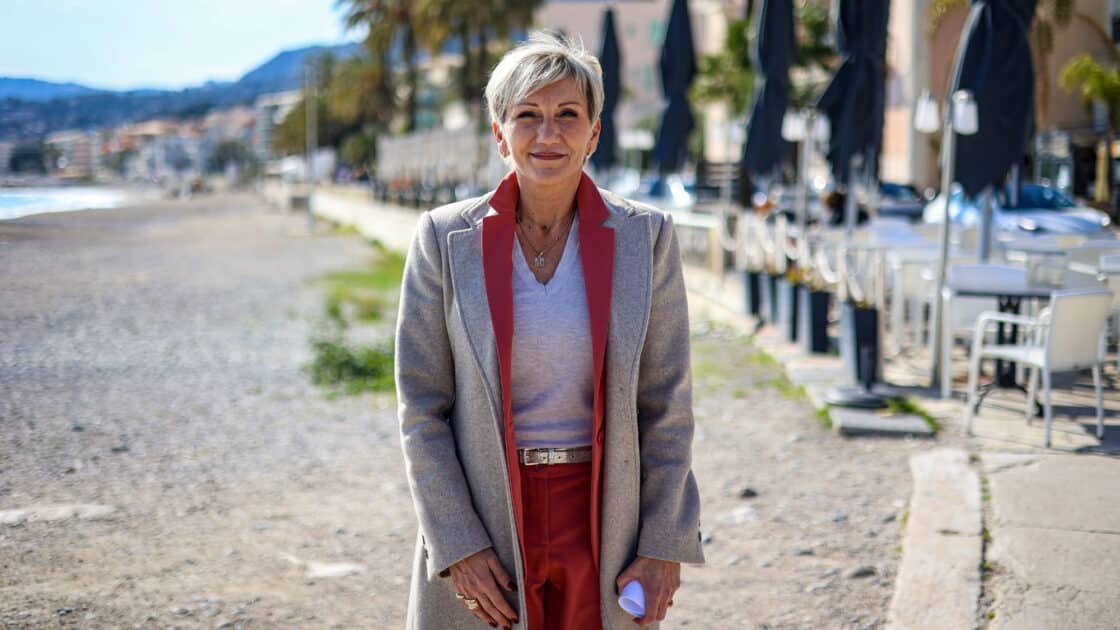 Sandra Paire près du littoral de Menton