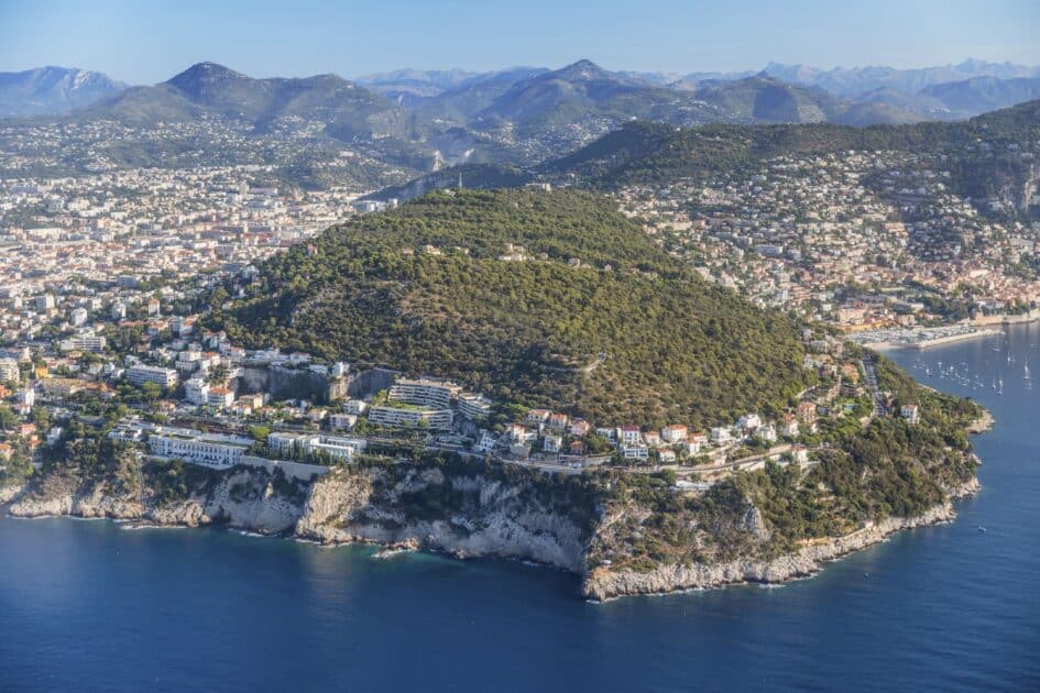 Villas de luxe et appartements : quel budget pour l’immobilier à Nice dans le quartier du Mont-Boron en 2026 ? vue aérienne du mont boron