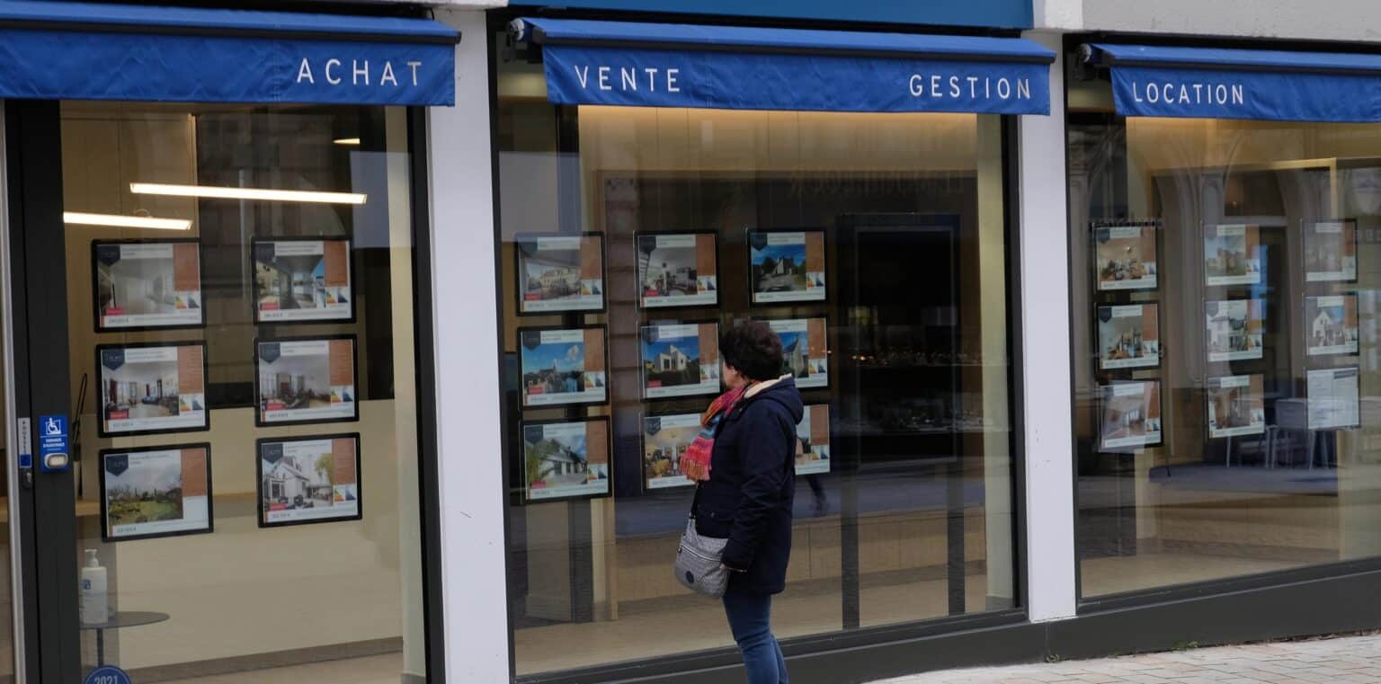 vue générale d'une agence immobiliere avec annonces