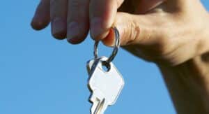 clés dans une main illustration immobilier