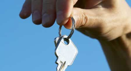 clés dans une main illustration immobilier