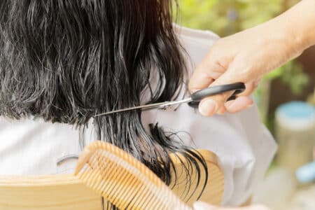 scène avec un coiffeur