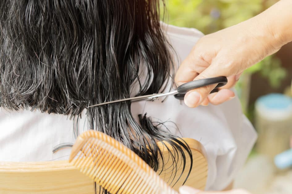 scène avec un coiffeur