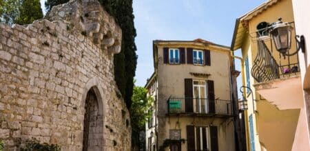 Ruelle du village médiéval de La Turbie, sur les hauteurs de Monaco