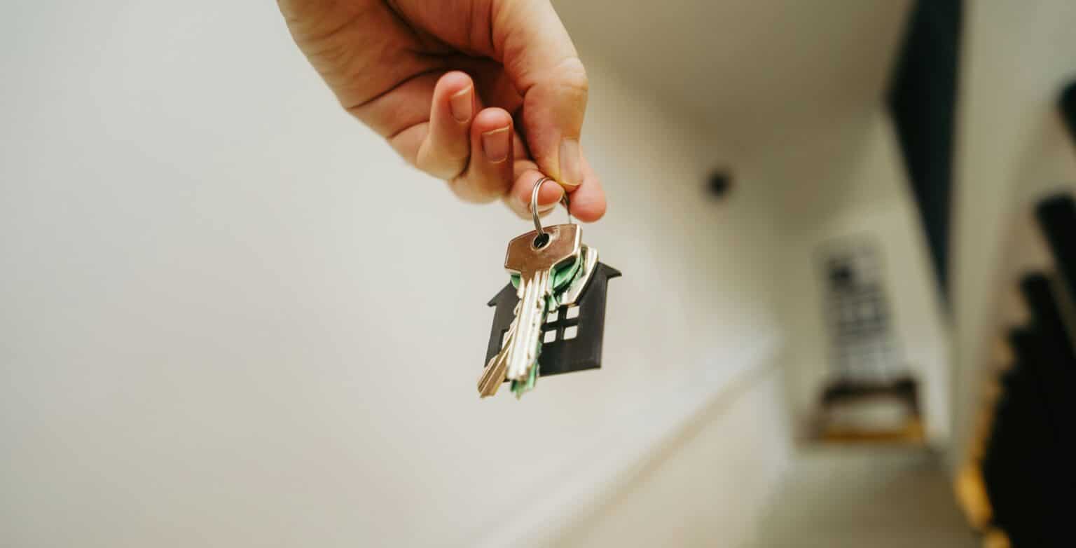 À Nice, la chasse au logement étudiant a déjà commencé : voici comment éviter les pièges et trouver plus rapidement vue de clés d'appartement