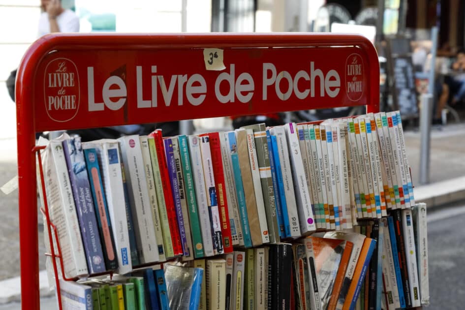 Var. Mais pourquoi on vous offrira une rose et un livre dans les librairies ce samedi ? librairie livres de poches