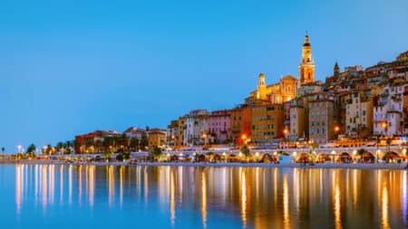 belle vue du littoral de menton le soir d'été