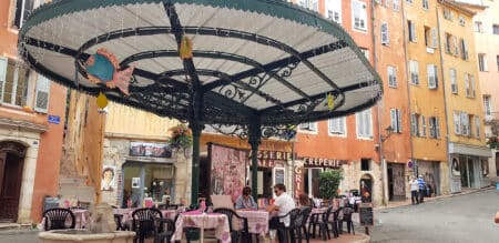 vue générale d'une place de grasse