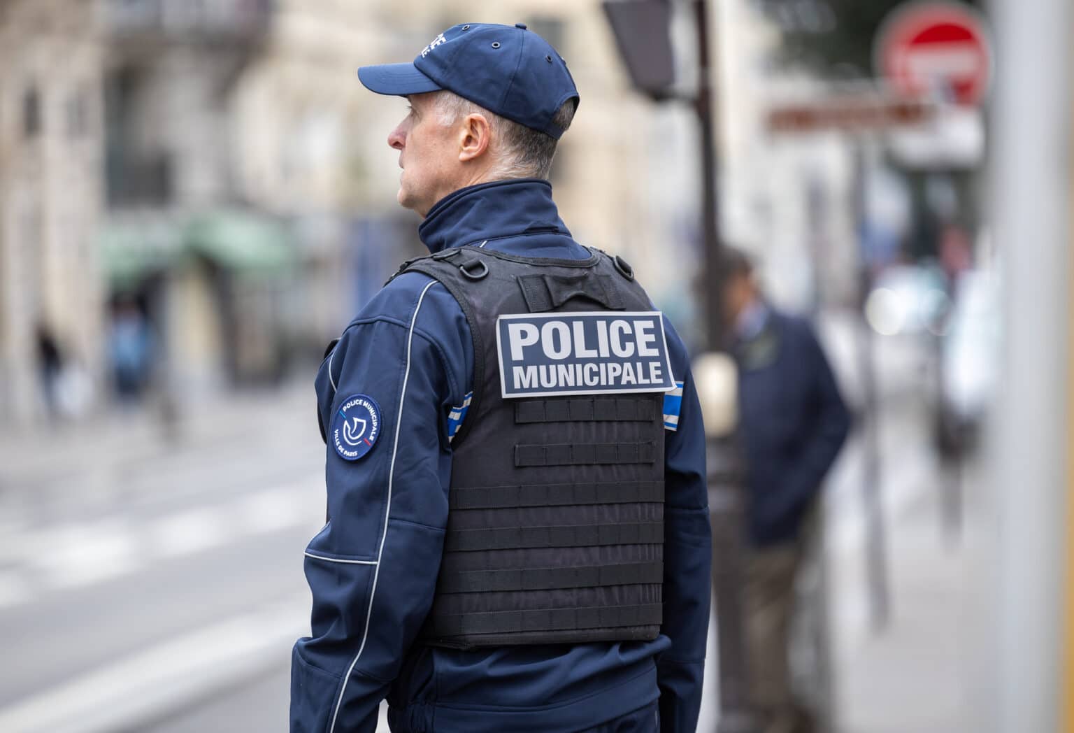 Délinquance. Cambriolages, agressions… ces communes des Alpes-Maritimes qui résistent le mieux selon les derniers chiffres policier municipal de dos dans la rue