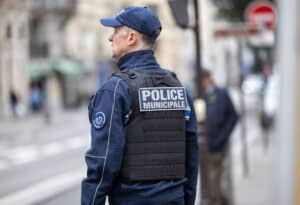 policier municipal de dos dans la rue