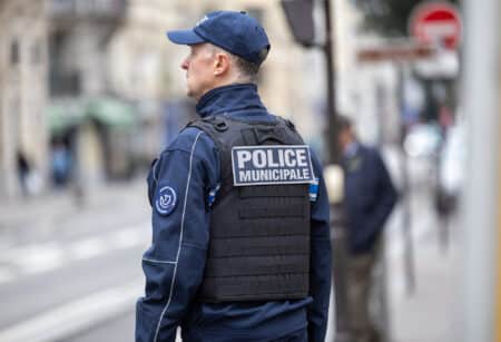 policier municipal de dos dans la rue