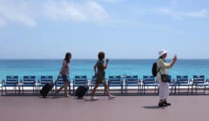 touristes nice chaises bleues